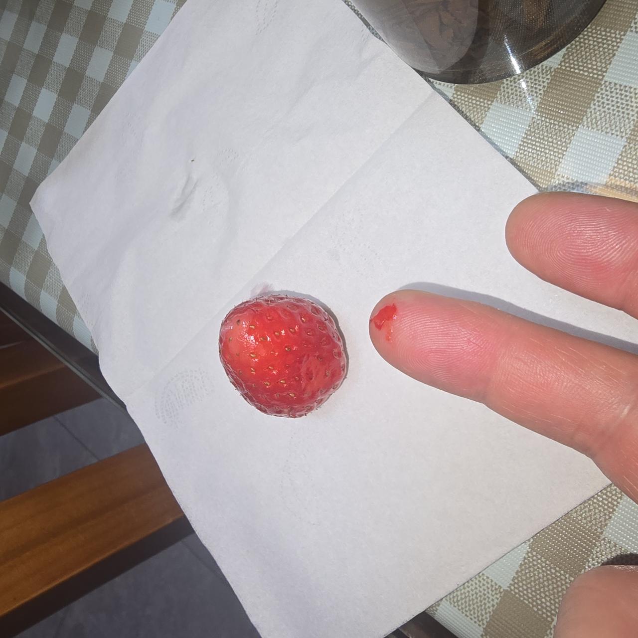 今天挺糟心的，店里买了草莓，说是今天新摘的。结果拿回来洗了后手一抹就成这样，原来