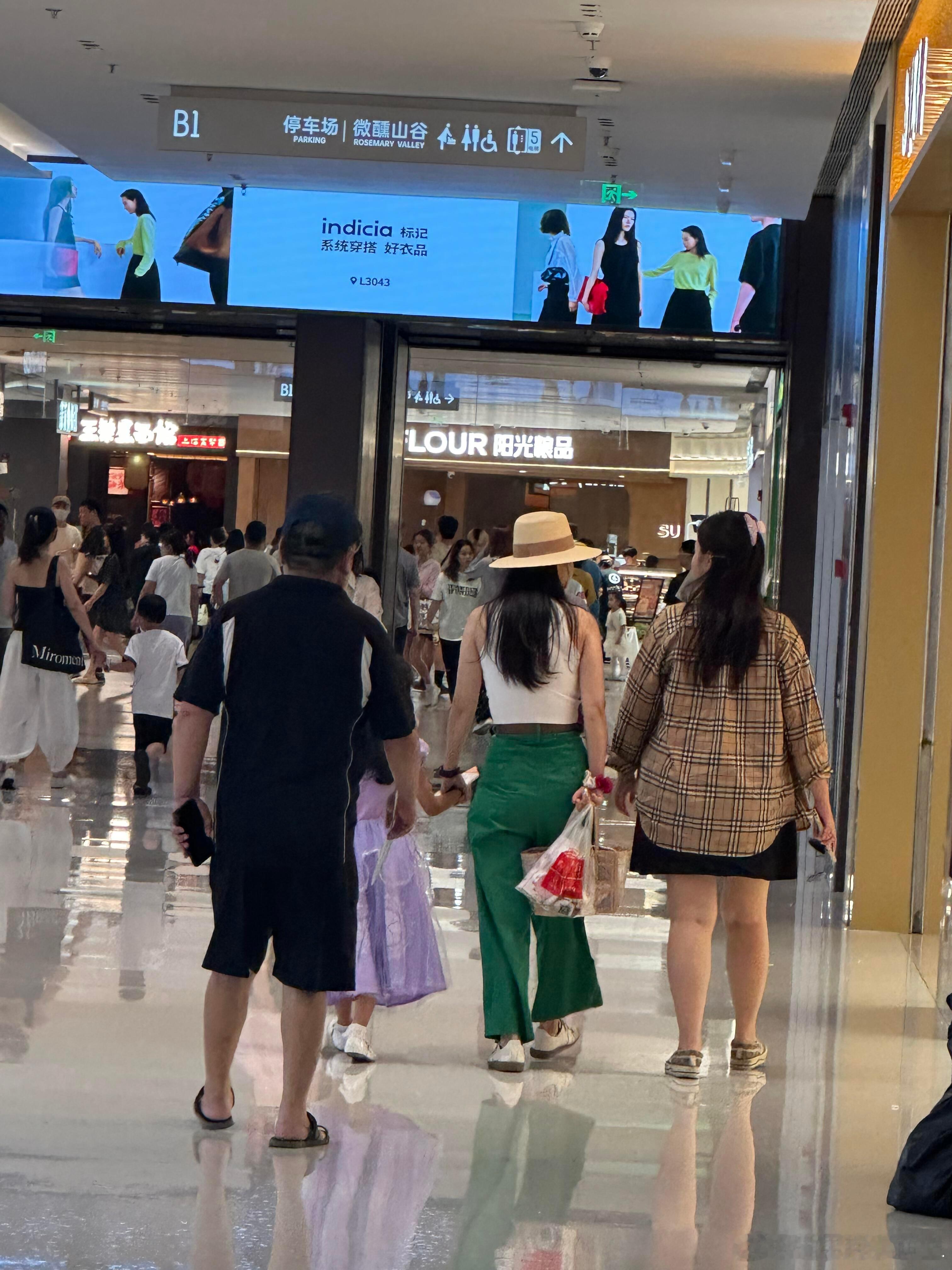 吴倩女儿长这么大了吴倩女儿近照 偶遇吴倩带女儿逛商场，小姑娘穿公主裙个头不矮，五