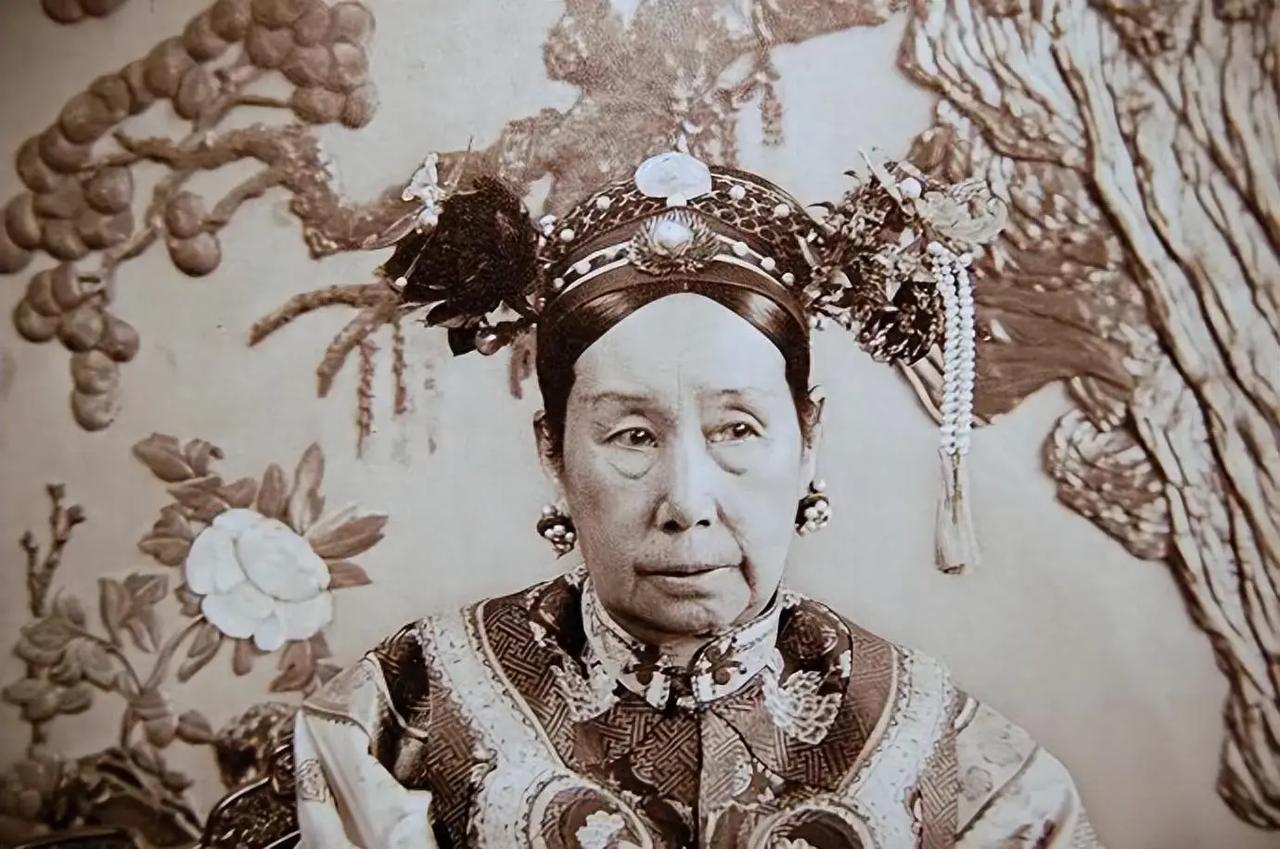 1908年，慈禧临死前一刻，太监看她马上不行了，赶紧给她喝了一碗海龟汤，吊着最后