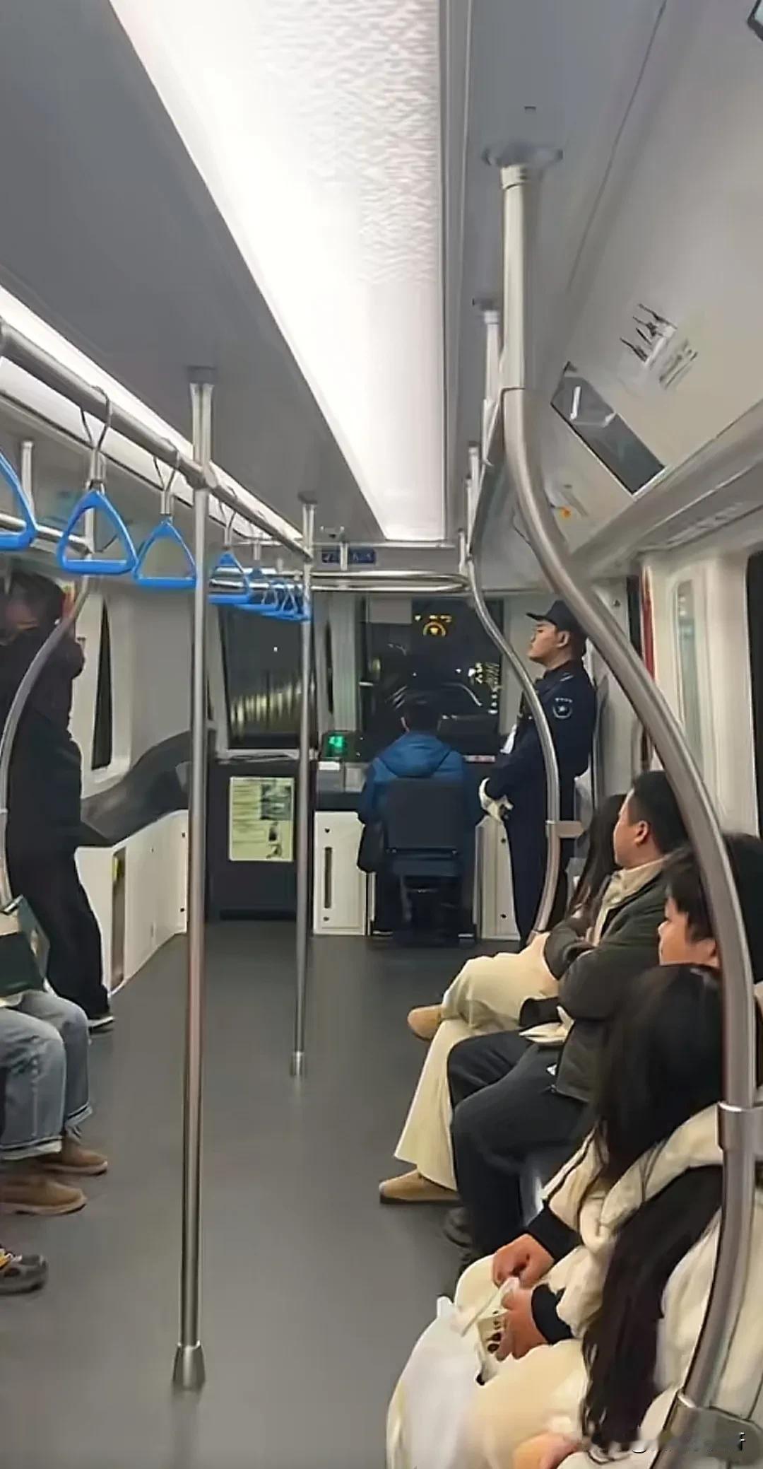 地铁没驾驶室嘛？[震惊]