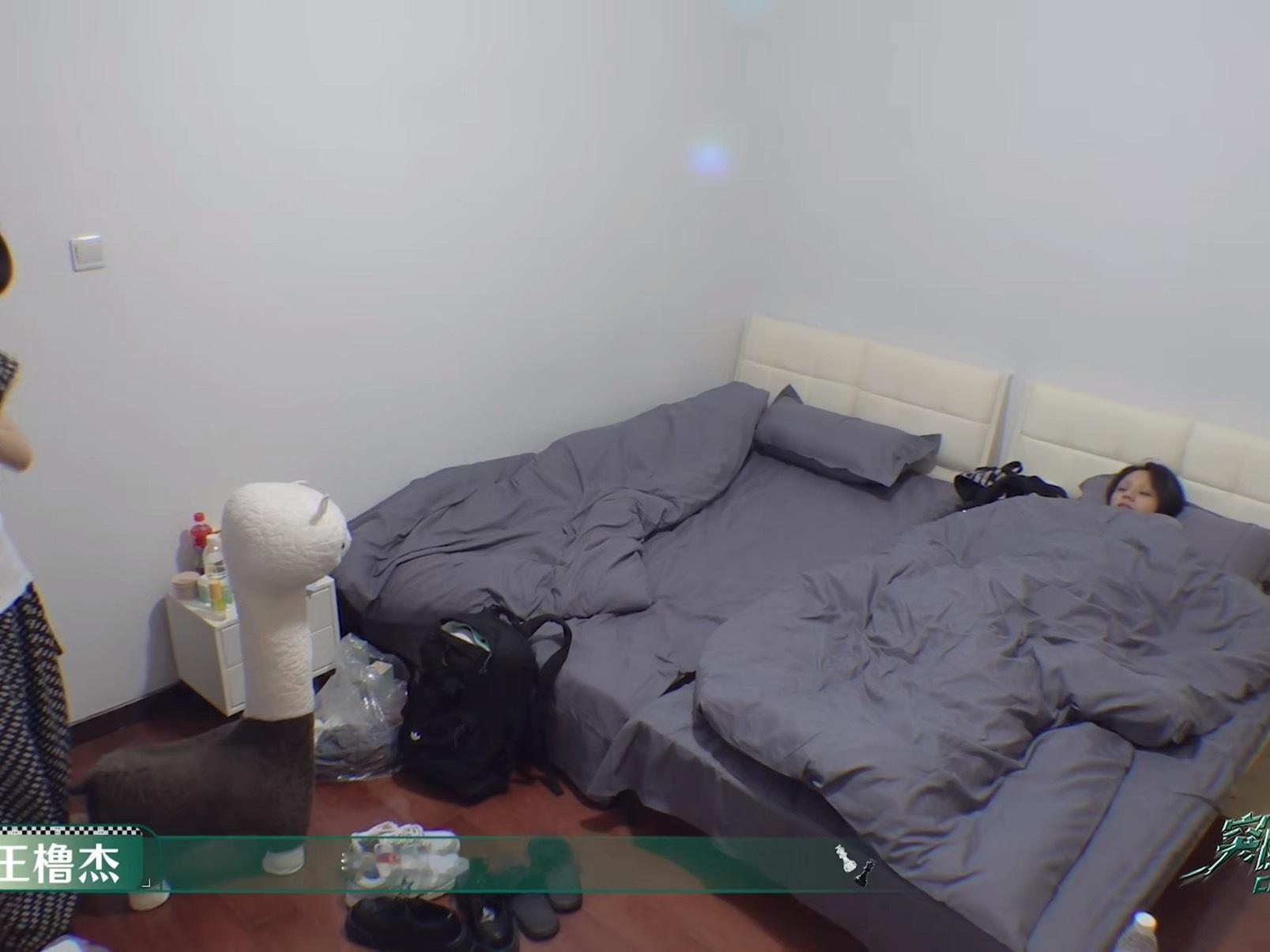 王橹杰这人真有意思 突然用srzy里最经典的语句造句干啥呢……谁都知道你哥在拍…