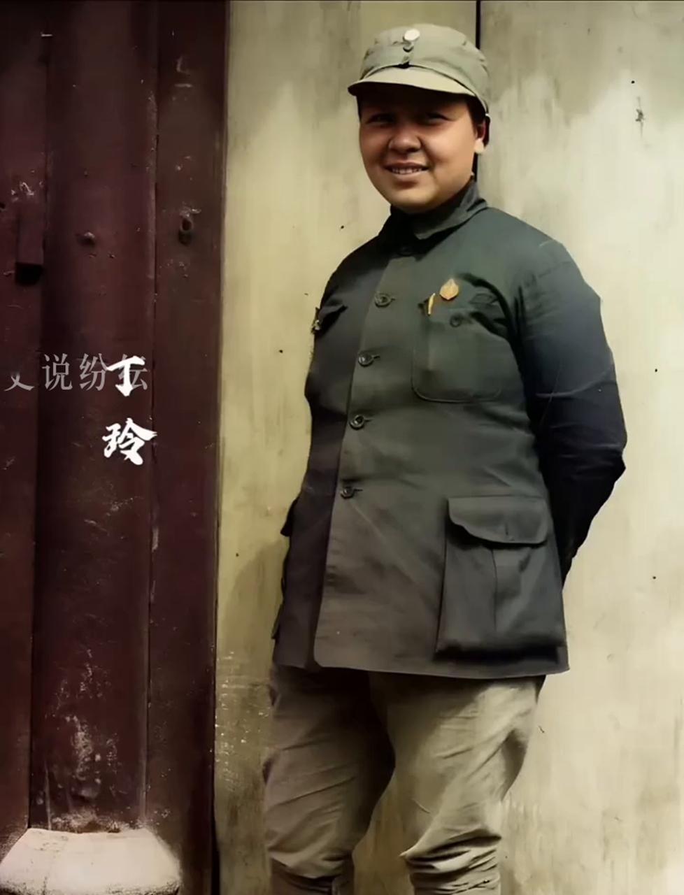 毛主席1936年年给丁玲的评价：昨天文小姐， 今日武将军。丁玲的一支笔顶三千毛瑟