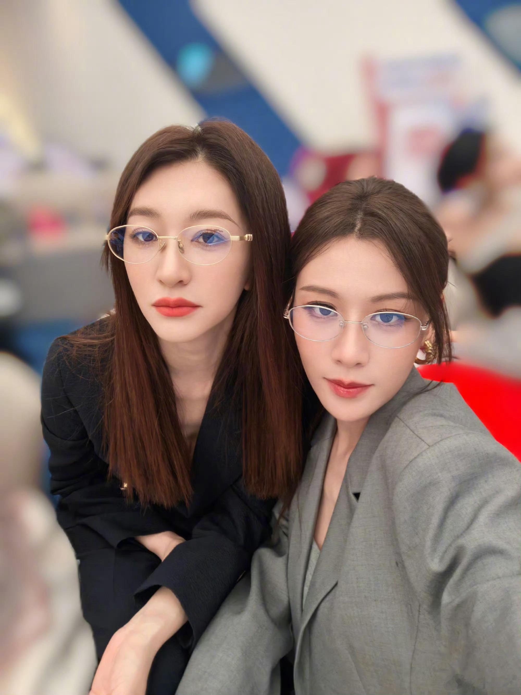 叶一茜，李小冉合照 美女还是别开美颜了 