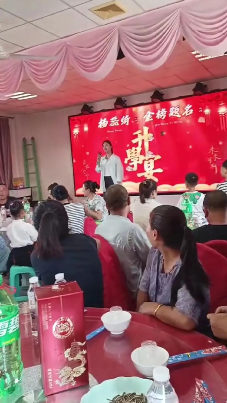 近日，邻居家为考上大学的孩子大摆宴席，酒楼摆了二十桌，礼金收了数万，场面热闹非凡