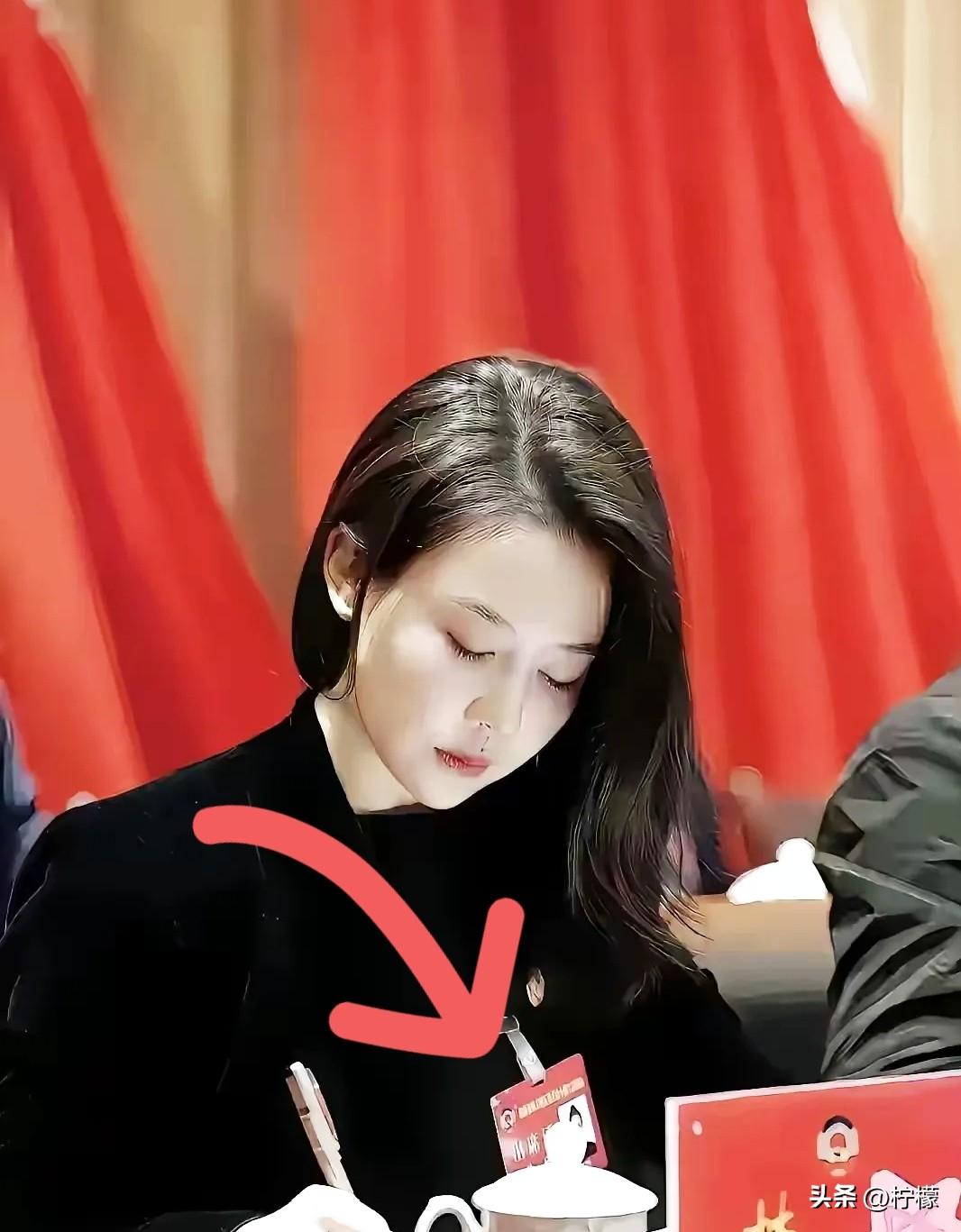 要么是领导亲闺女，
要么是领导儿媳妇，
要么跟领导关系不一般，
就这三种情况，