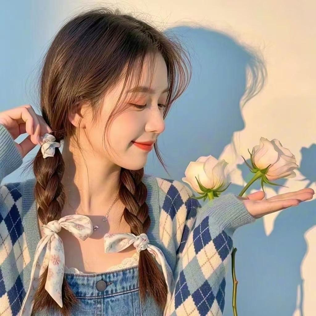 阳光下的少女与花，甜美与自然的完美结合。自然清新美少女 自然甜系少女 秋日少女照