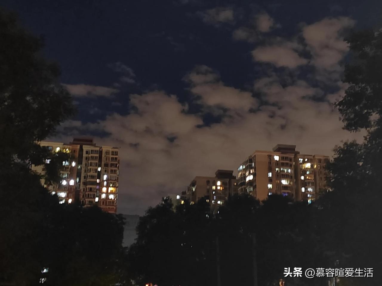 今天凌晨3点多，一声惊雷在北京的夜空炸响，随后雨点噼里啪啦地落了下来。北京持续了