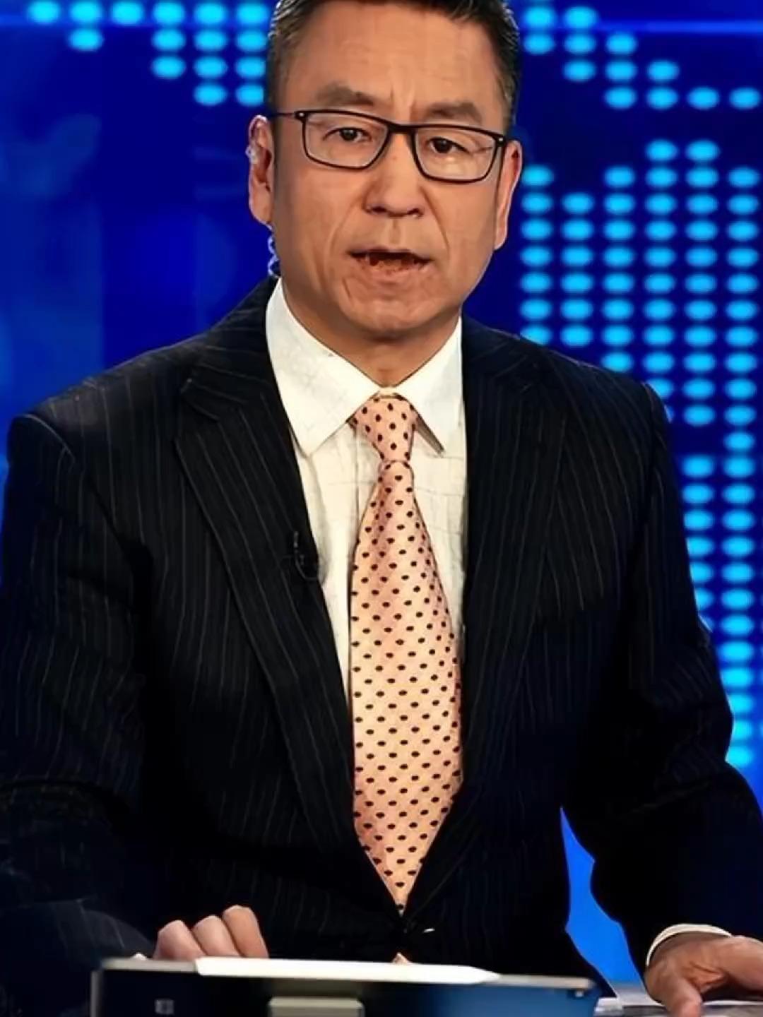 情况突变！白岩松这一次没有留情面，直接把话筒怼到了专家的脸上！面对“4亿中等收入