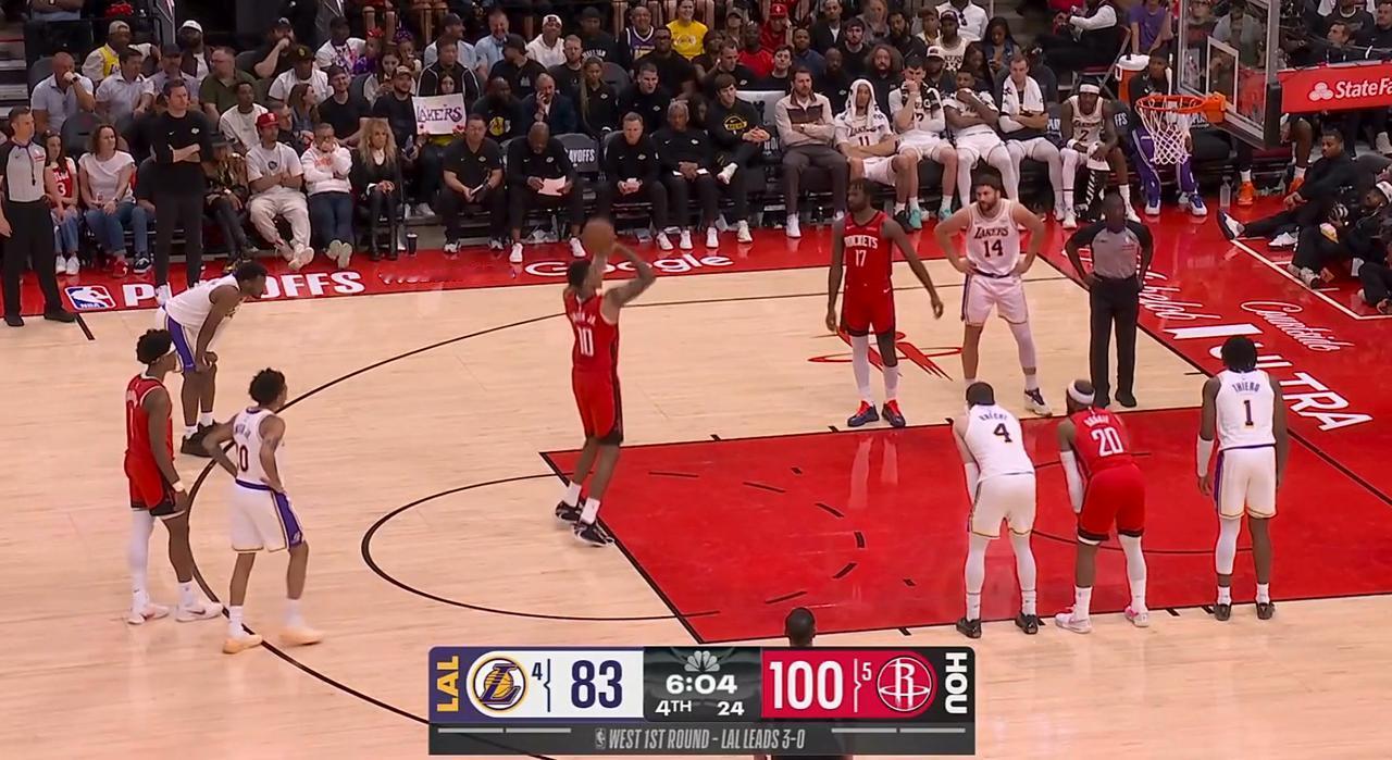 湖人两个中锋，一个被驱逐，另一个技犯+4次犯规。半场湖人仅落后9分，第三节湖人被