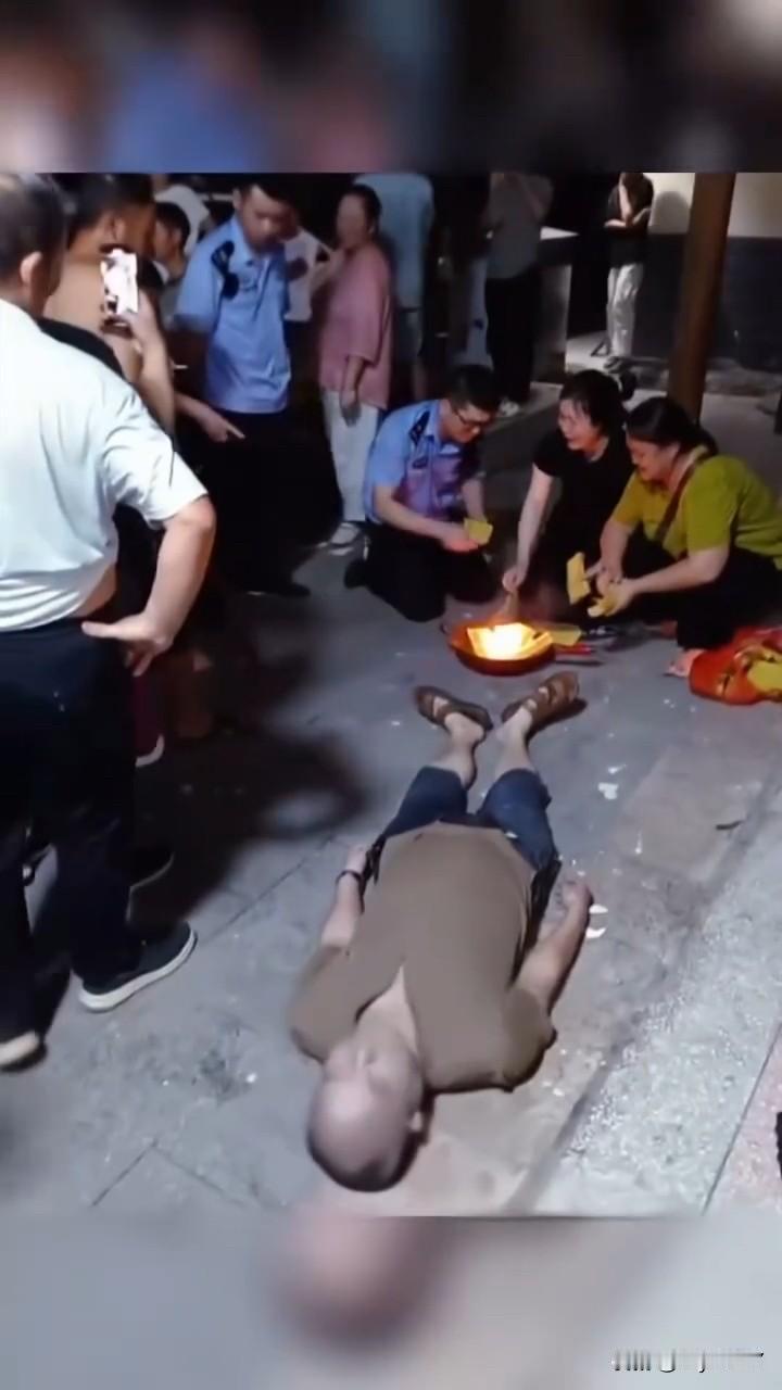 一男子骑车未戴头盔遇交警查处时死亡，湖南岳阳相关部门：当地正处理

【岳阳华容交