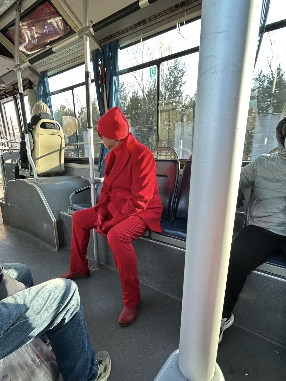 公交上的老大爷
真的太潮了！！！
从头到脚全是红色穿搭
可能是本命年吧[狗头]