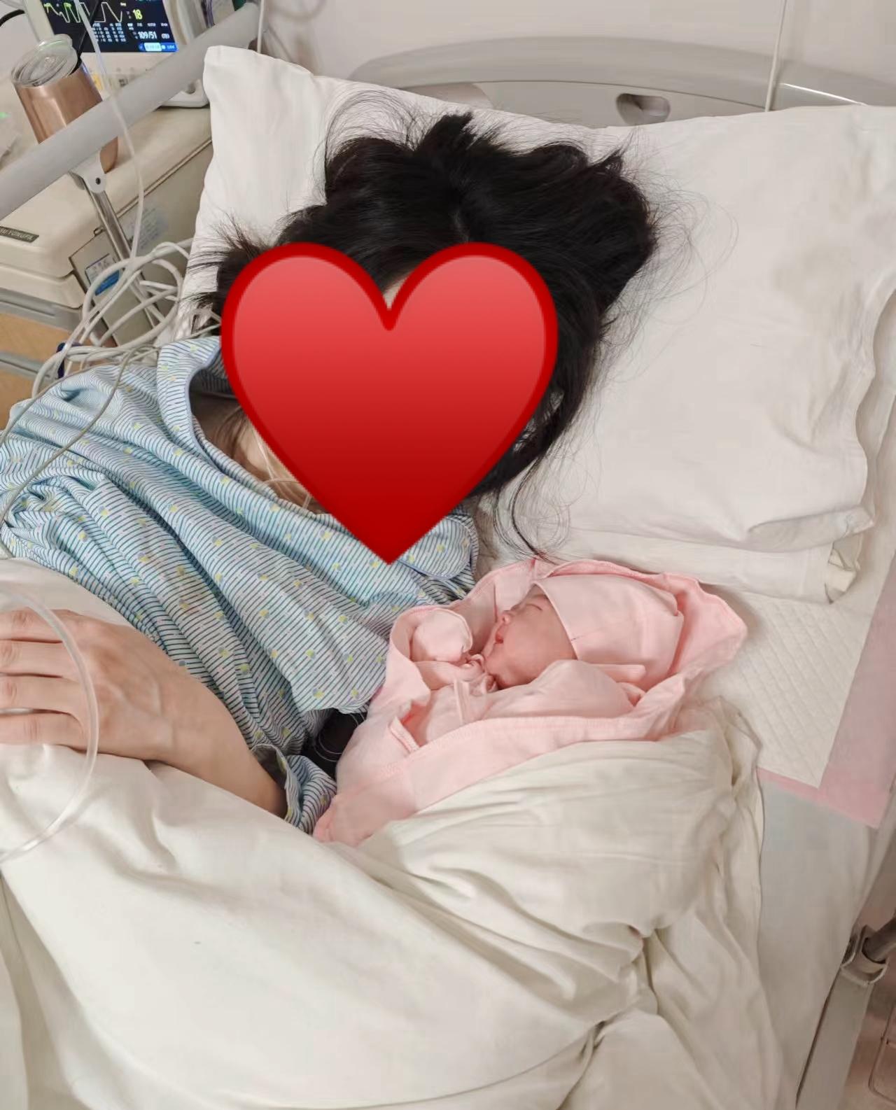52岁产妇病房里的新生与告别
 
医院的白色病房里，52岁的产妇虚弱地抱着新生儿