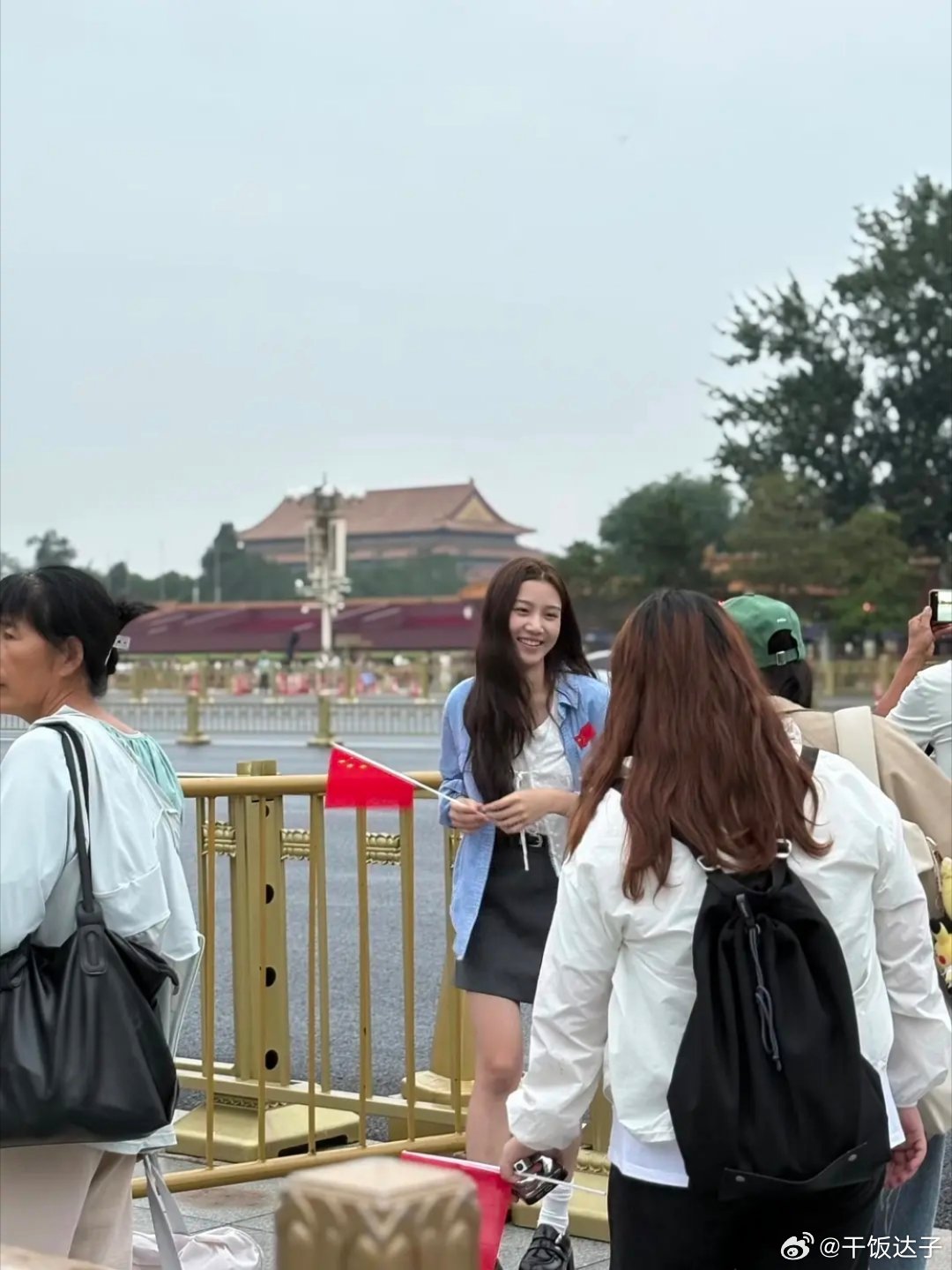 每次看卢昱晓的偶遇照我都很想笑 