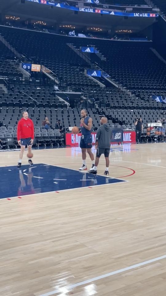 伦纳德进行赛前热身，因在对阵活塞的比赛中左膝挫伤，缺席了最近两场比赛。湖人vs快