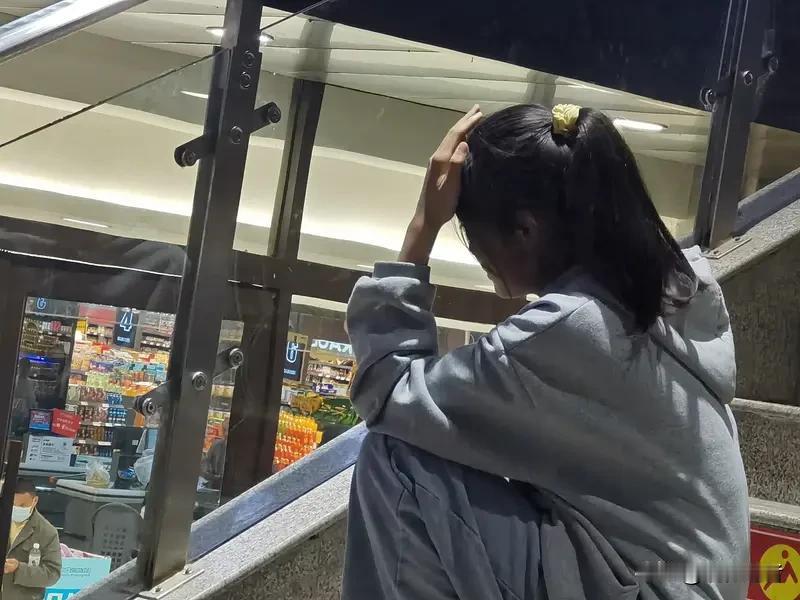 隔夜水最好别喝！可我经常喝，到底能有啥问题啊？
重庆有个女生打算喝隔夜水时，竟发