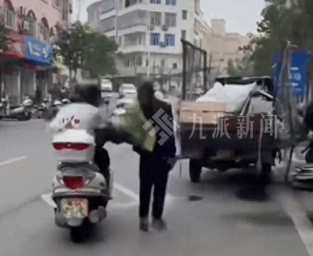 骑摩托踹倒拾荒老人1人被刑拘 这就是不懂事的孩子调皮，确实有些过分了，被刑事拘留