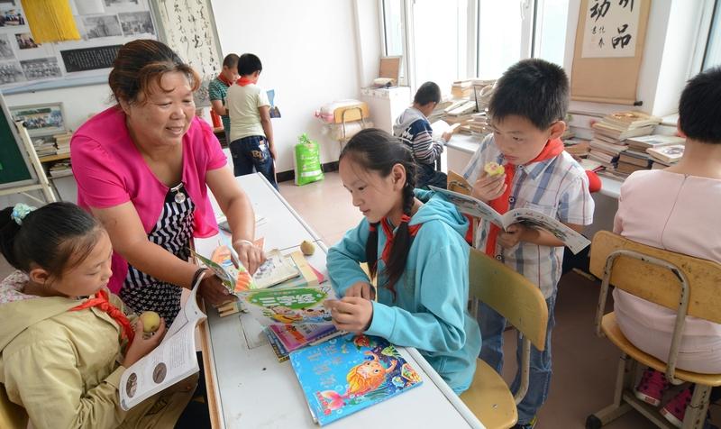 学校里一位五十五岁的老教师，学校的中层领导干了十多年，六年前就评上了正高级职称。