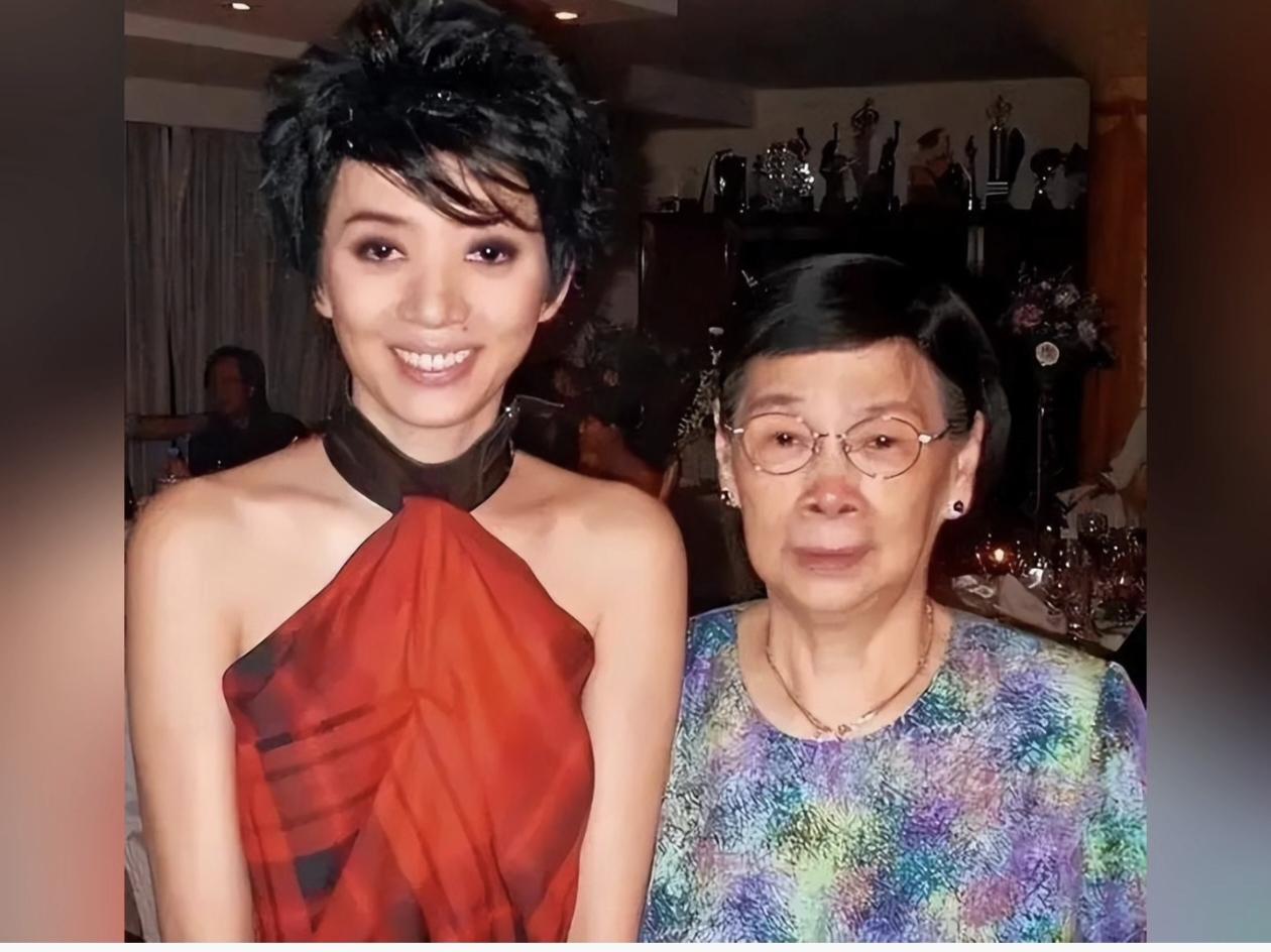 香港著名的歌手演员梅艳芳的妈妈覃美金于今天(8月30日)去世，享年102岁。
妈