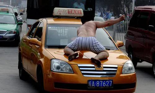 喝酒果然“壮胆”[尬笑]
近日，一男子晚上和朋友聚餐喝酒喝多了，当场有些飘了，豪