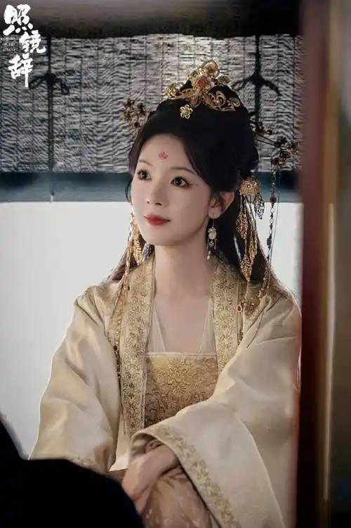 现实生活中的陈瑶非常让人喜爱，她善良且细心。
 
家里收拾得温馨又整洁，布满了绿