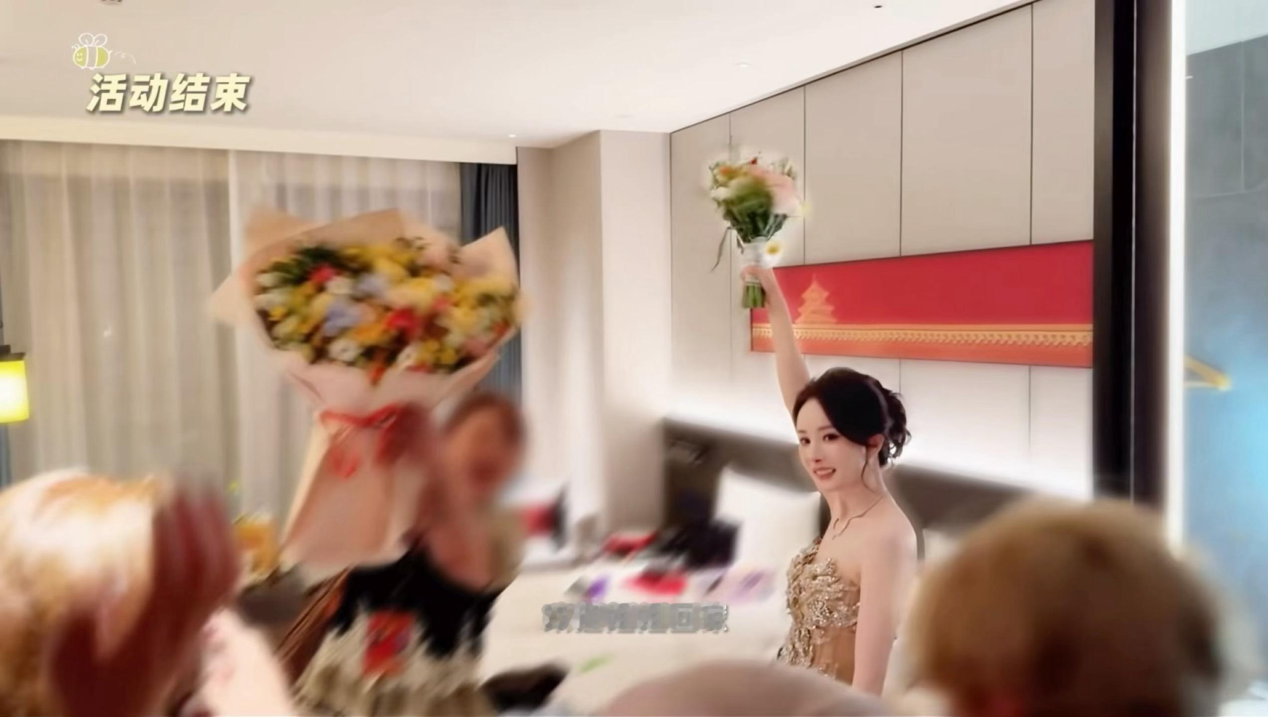 好喜欢这里，百花奖结束举着大捧花喊“欢迎姐姐回家”，做了本人也很想做的事