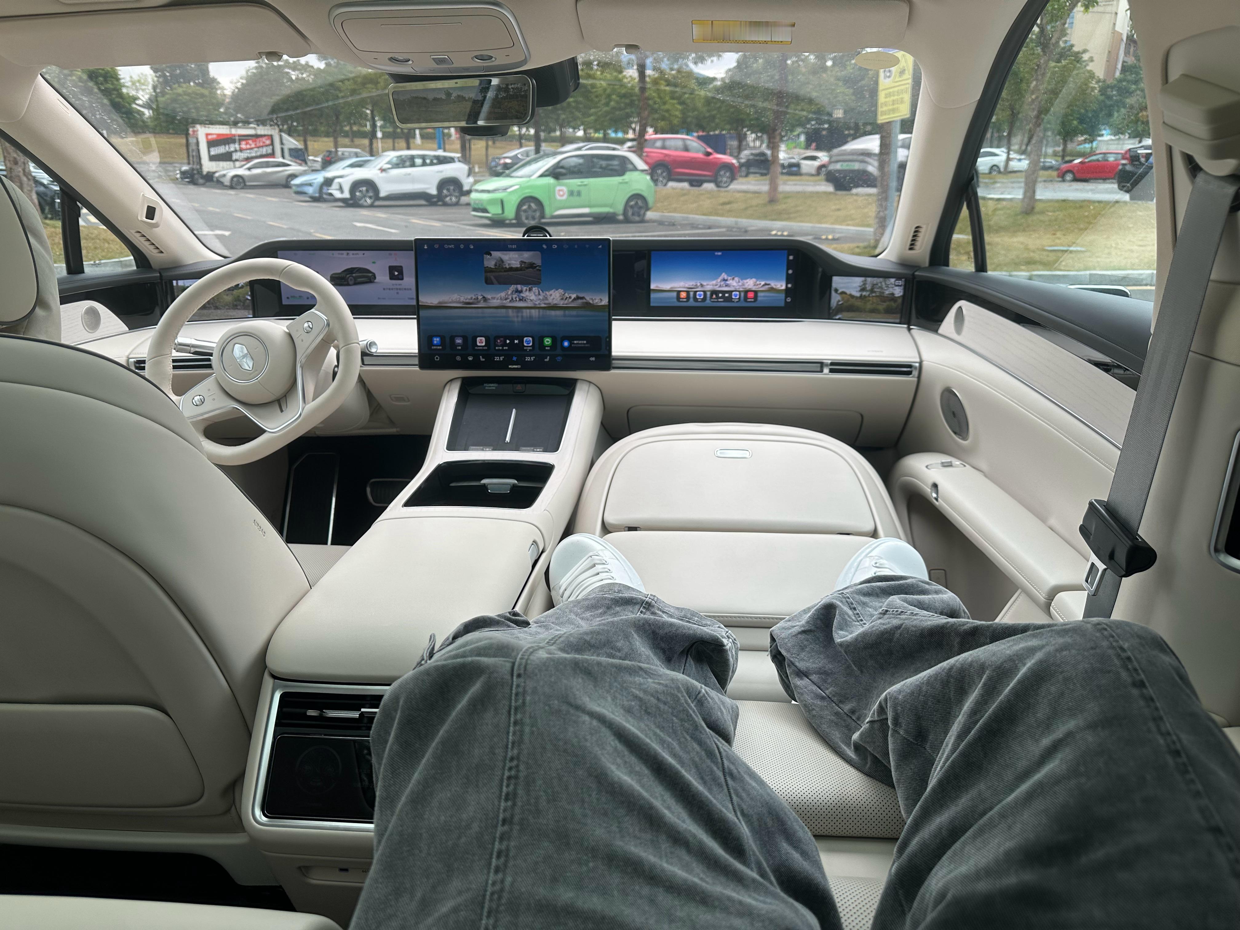 之前我就说过，享界S9就是一台“很好睡”的车，新款也是如此，在这个价位你很难找到