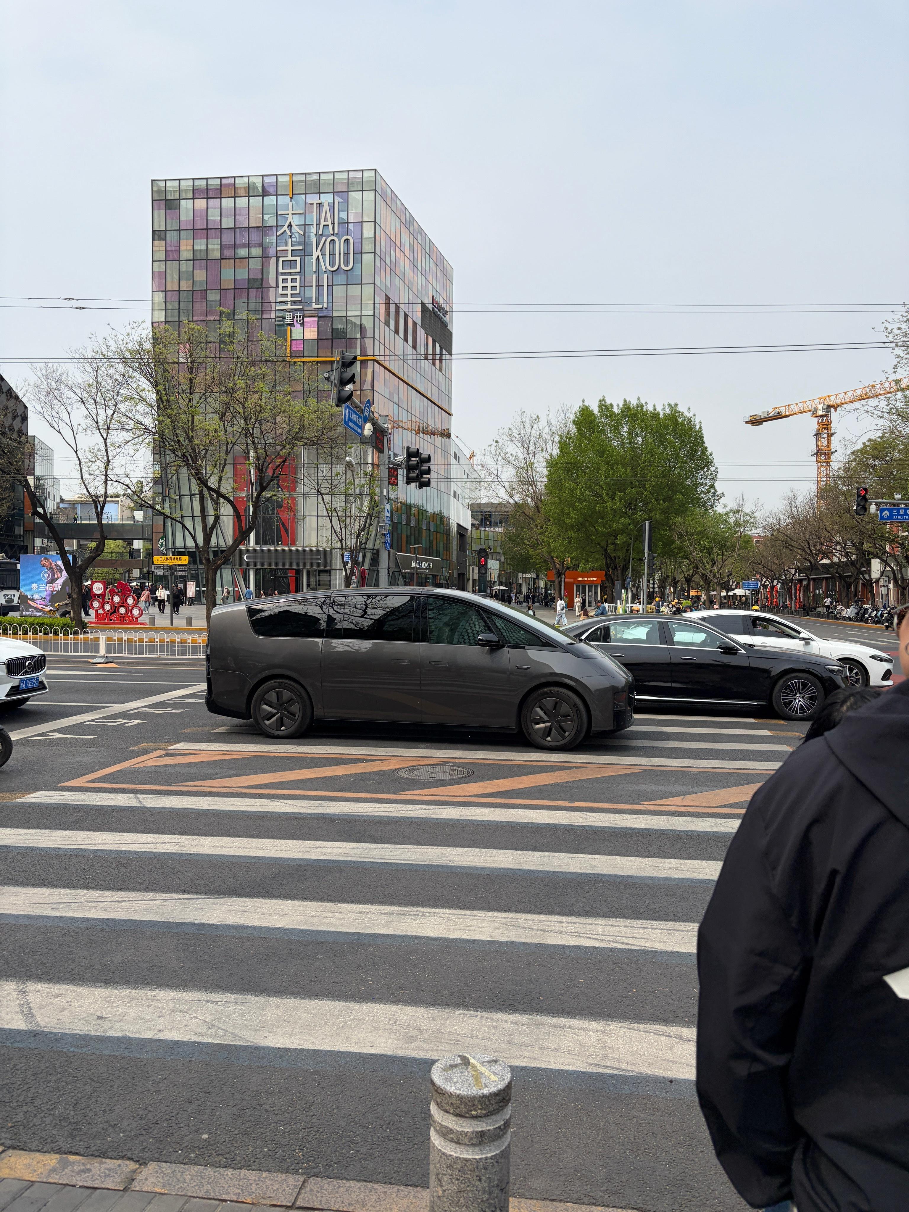 我妈逛街发我了张照片问我这是什么车？理想MEGA已经发布了2年多了放在今天，这个