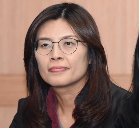 郑丽文终于“露底牌”了！她在接受德国媒体时高喊“不惜一战保卫台湾”，这分明是国民