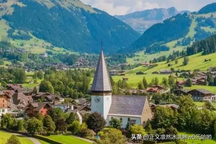 感受小镇生活图景 漫步达沃斯，仿佛走进了一幅梦幻的生活图景。在这美丽的瑞士小镇雪