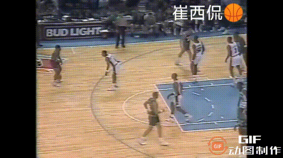 “姚明恩师”半场6记3分！
杰克·希克马，梦幻脚步的发明者，在对阵马刺的比赛中命
