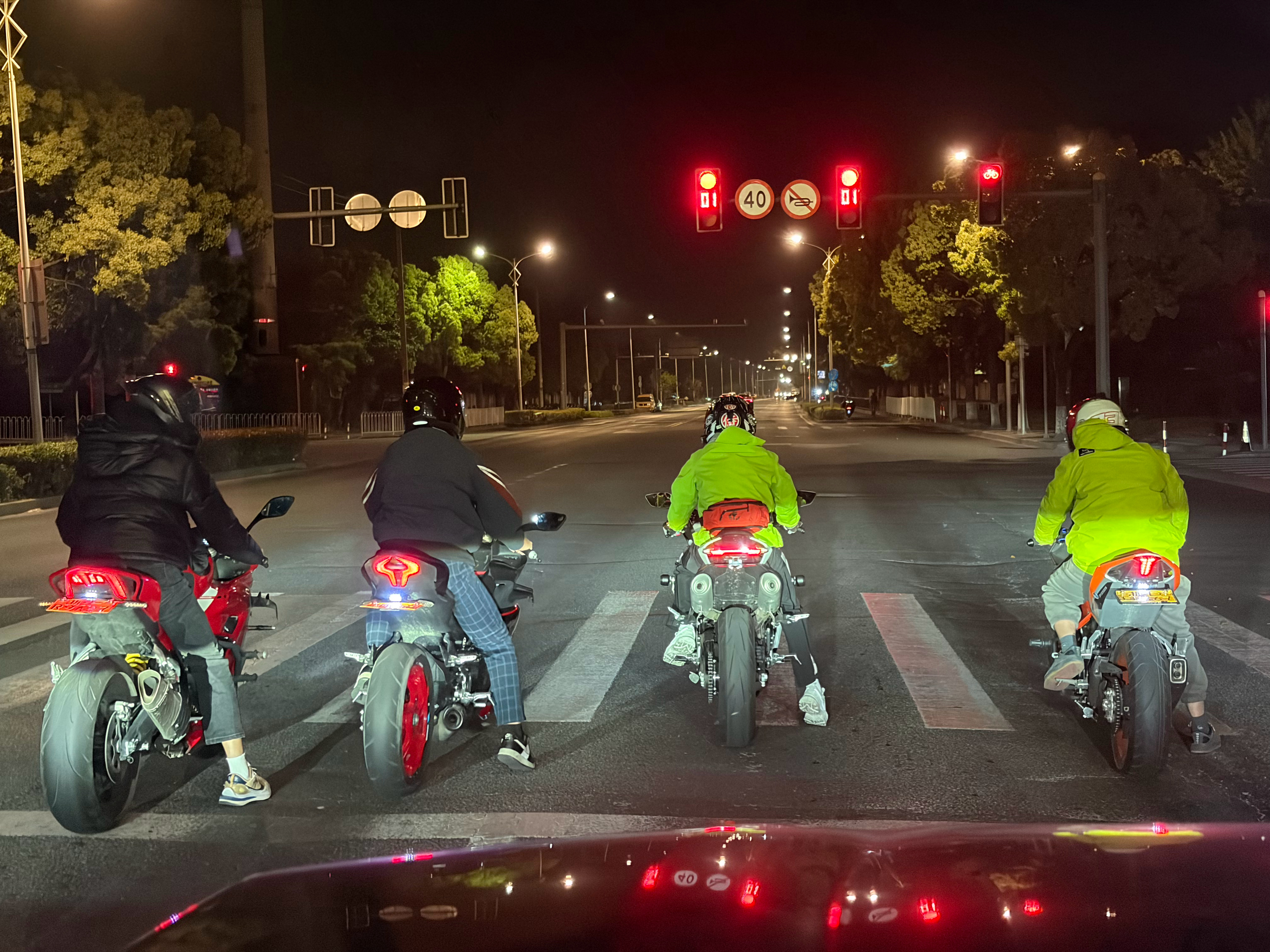 md 我现在也开始烦这些所谓骑士了半夜十点钟了拿着改装排气在外面疯狂拧油门一个个