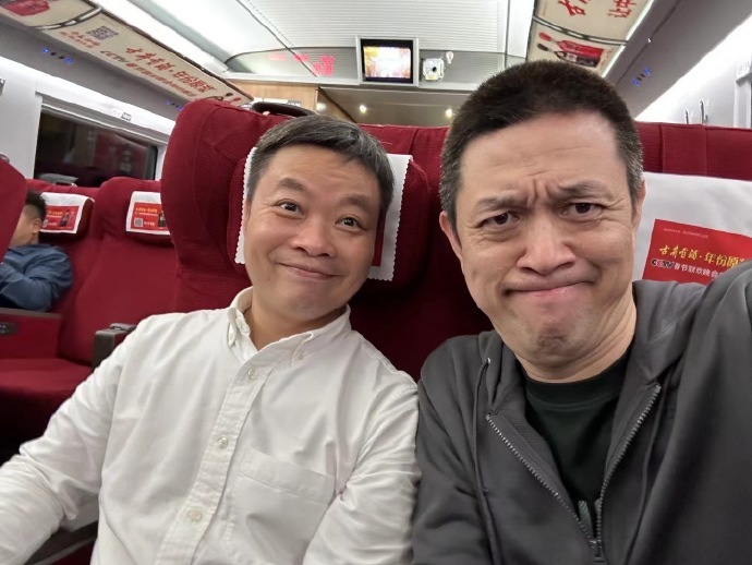 央视《对话》栏目中，何小鹏和李斌互相评价对方十年来做对了什么。李斌说何小鹏: “