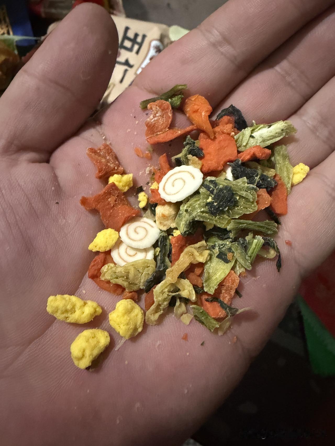 每次吃泡面的时候，我都很好奇泡面里面黄色的颗粒到底是什么东西，虽然看起来有点像豆
