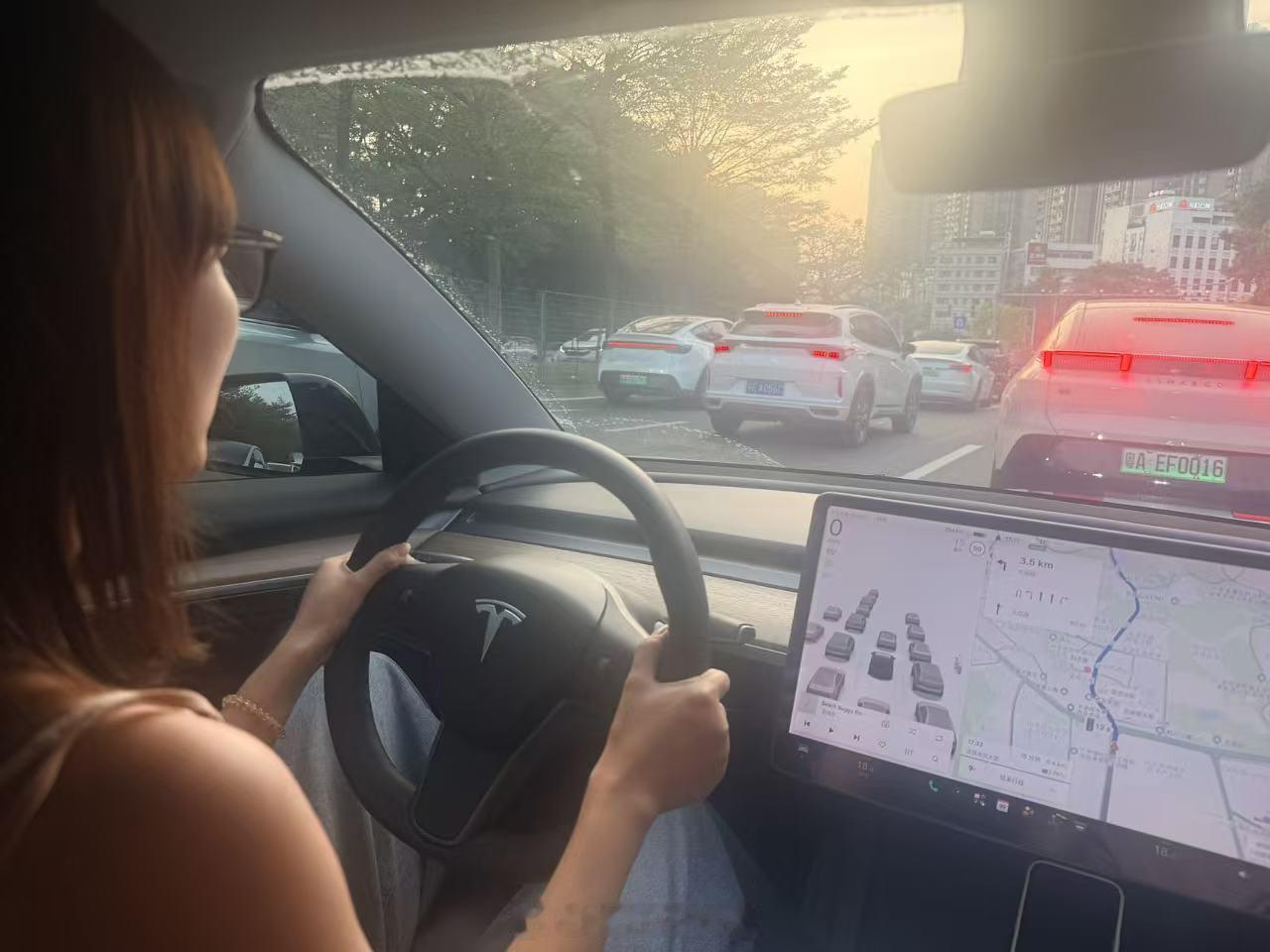 看我妹这位司机第一次上路，一本正经的样子想笑[允悲]。 ​​​