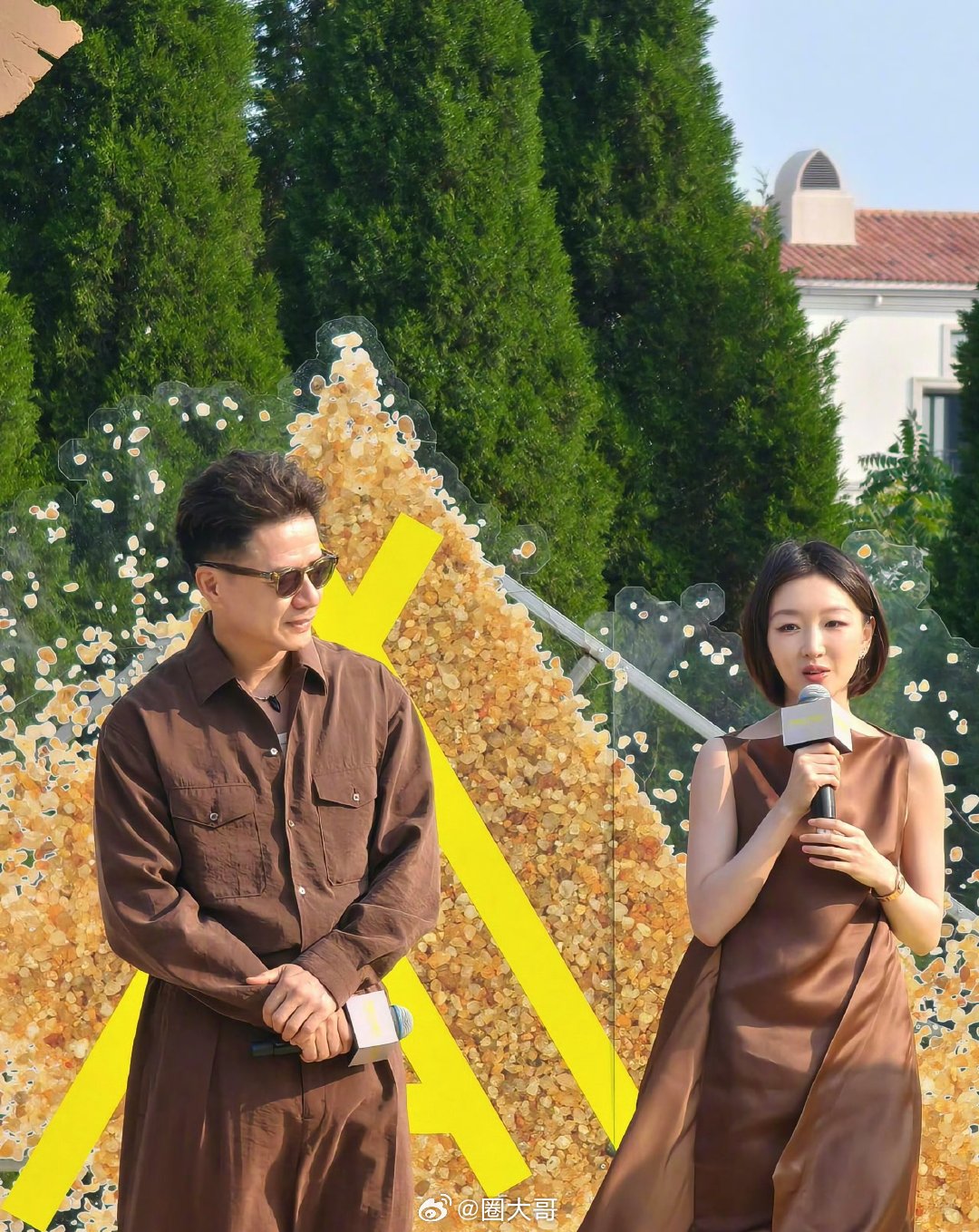周冬雨文城提词器 周冬雨段奕宏演话剧念台本 啊这啊这，周冬雨和段奕宏在阿那亚戏剧