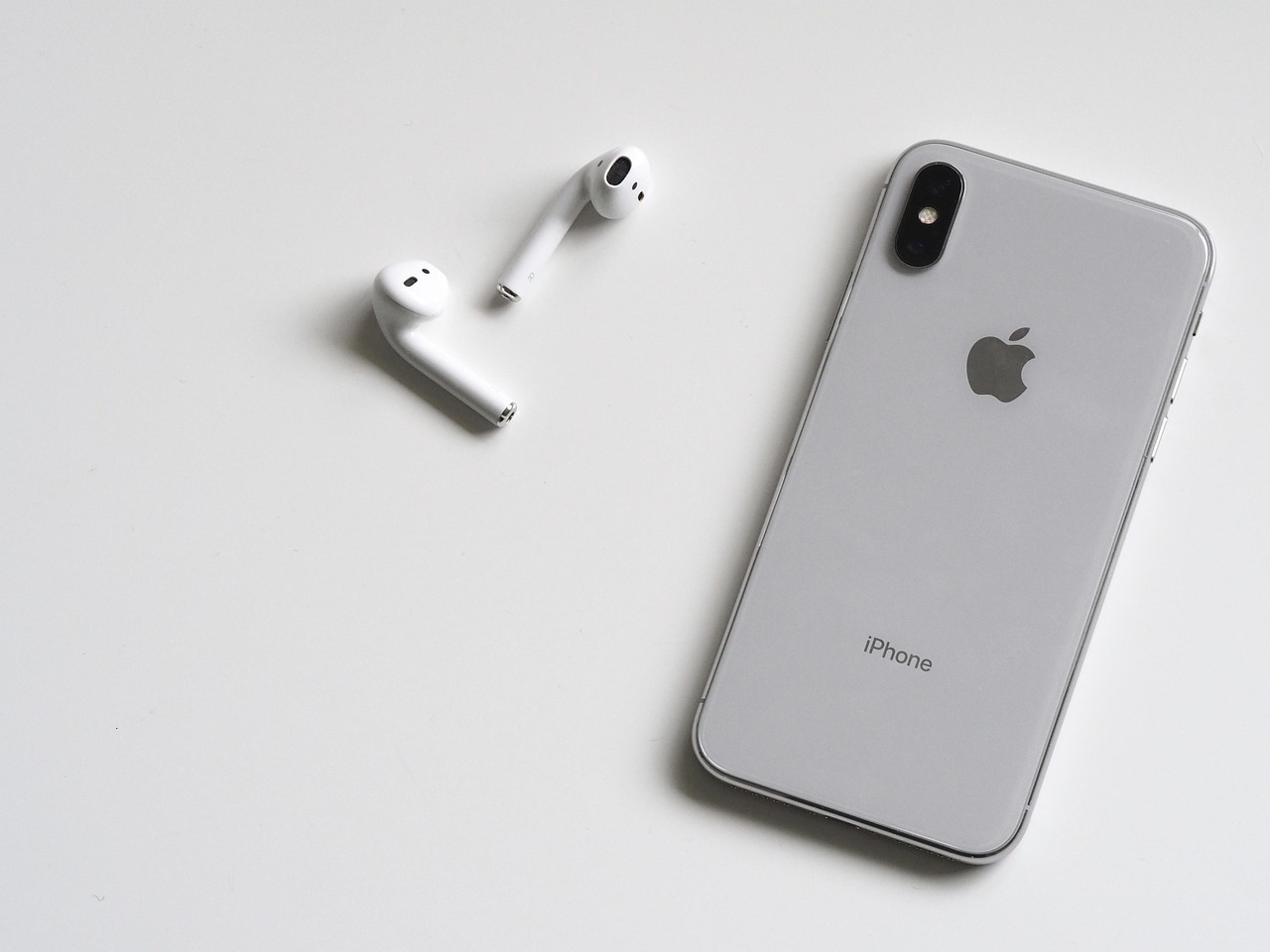 初代iPhone Air的5.6毫米机身，塞下单摄和3149mAh电池，影像续航