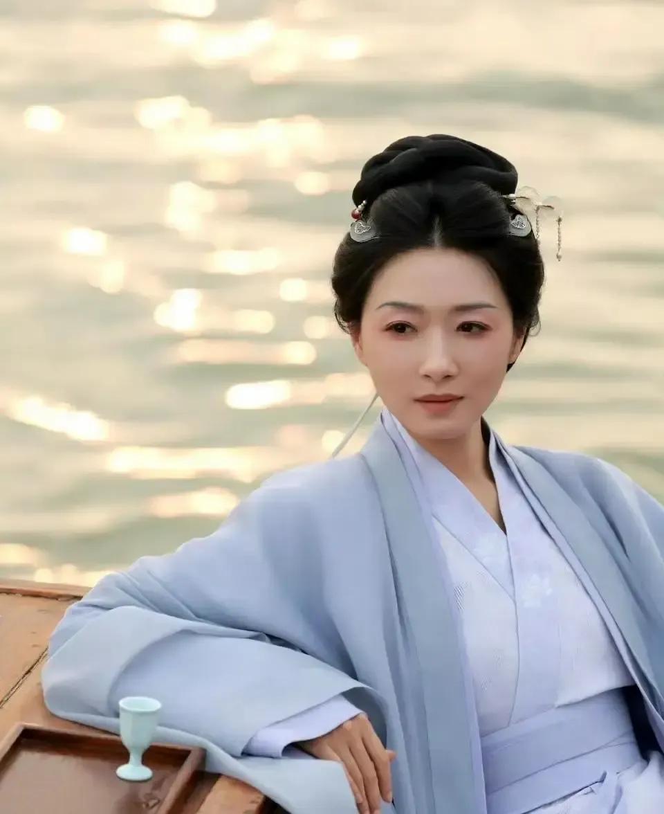 万茜要演中年李清照的消息一冒出来我就刷到十几条对比图。
她把柳如是演成白月光才过