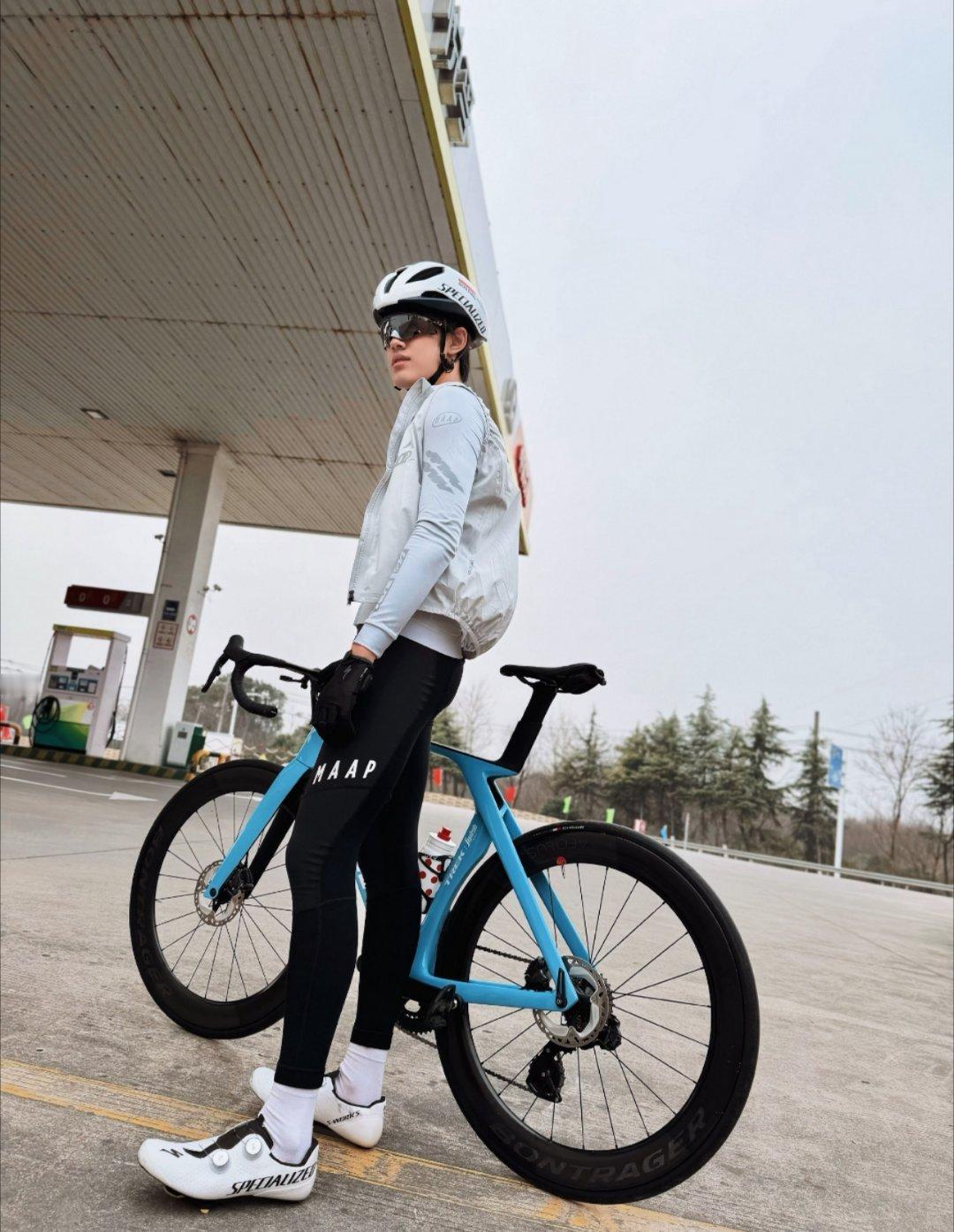 张极出去骑车啦，明天就要过年啦，新年快乐！！ 