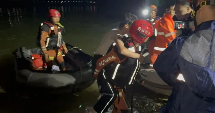 贵州消防248人赶赴黔西市载人游船侧翻事故现场救援