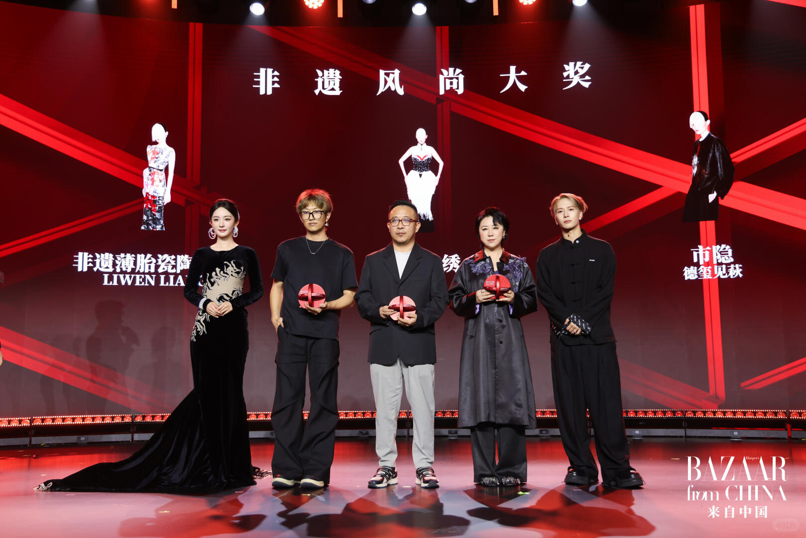 芭莎主编分享杨幂颁奖合影好大气优雅的女王[打call][打call] ​​​