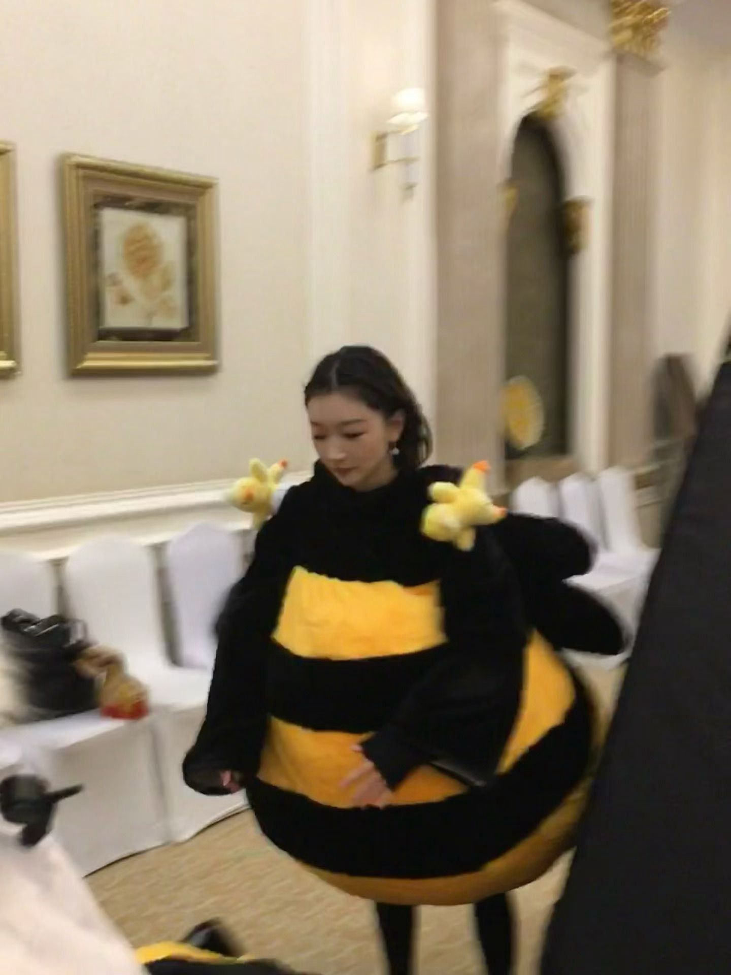 周冬雨这组动图好可爱呀！！！好久不见，她去参加综艺《周五晚高疯》了周冬雨周冬雨周