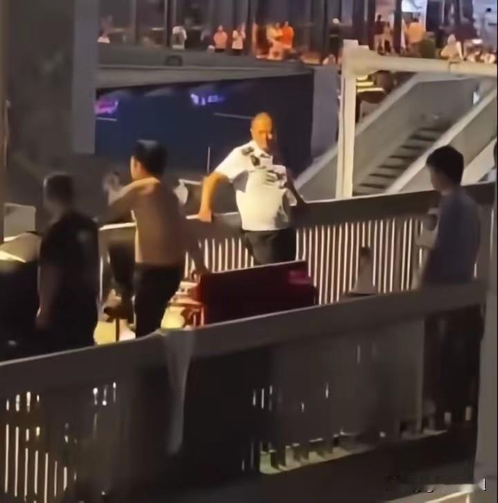 武汉天桥冲突别急着站队！先后两次动手两种性质，别把有理的事闹成违法的事！

 