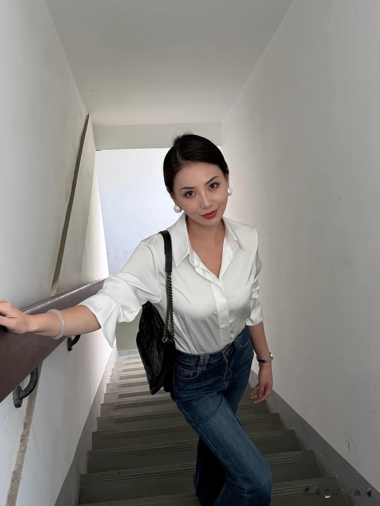 优雅白衬衫搭配牛仔裤，简约时尚，自信满满！