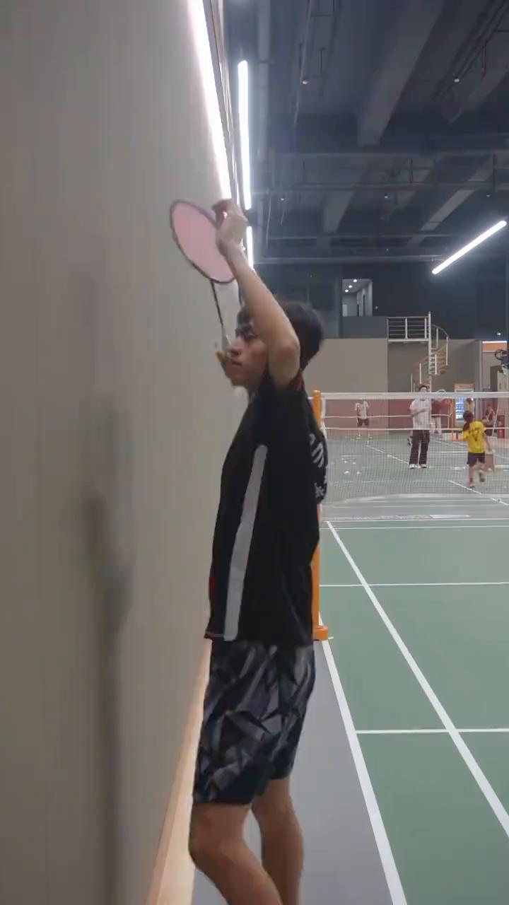 ·因为你每天能靠墙做60次抬肘，所以你的架拍稳如磐石。
·因为你每天都能挥拍打墙