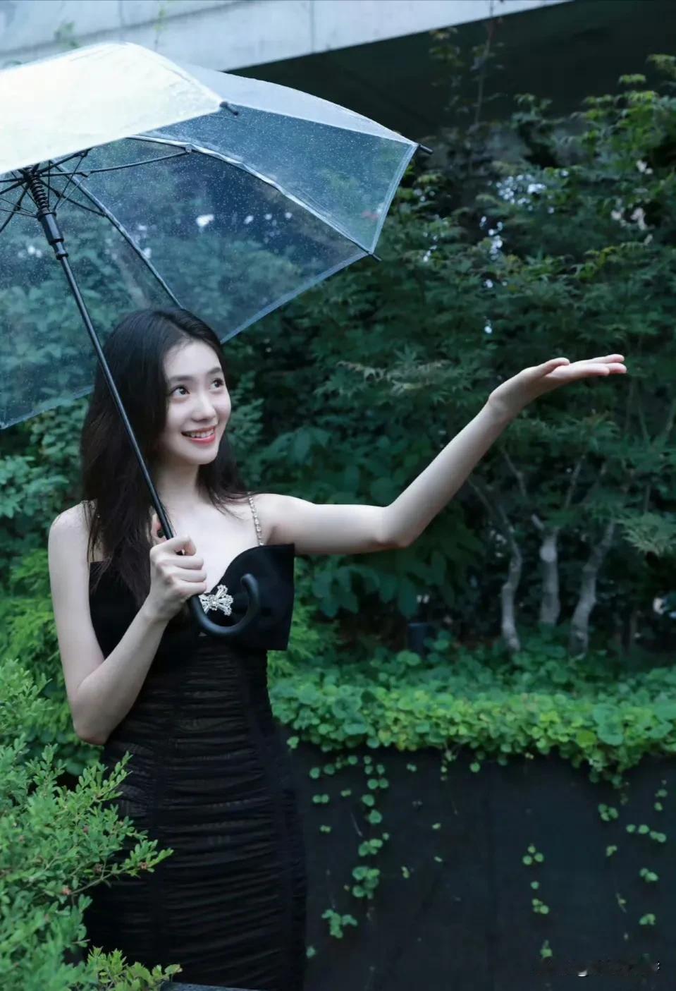 打着透明油纸伞在雨中漫步的刘浩存，真的好美。