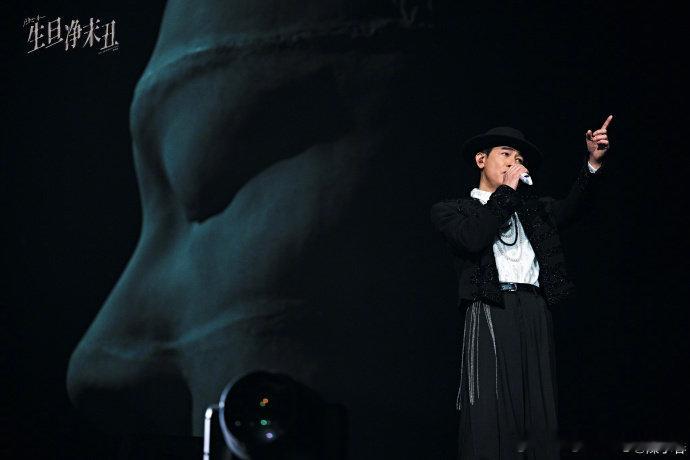 谈谈为什么要看陈小春演唱会 58 岁依旧专业在线，全程用心对待每一位观众，没有敷