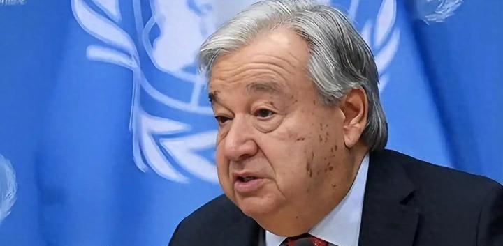 一面蓝白色的联合国旗被拽下来，换上了颜色相近却意义迥异的以色列国旗，这哪是简单的