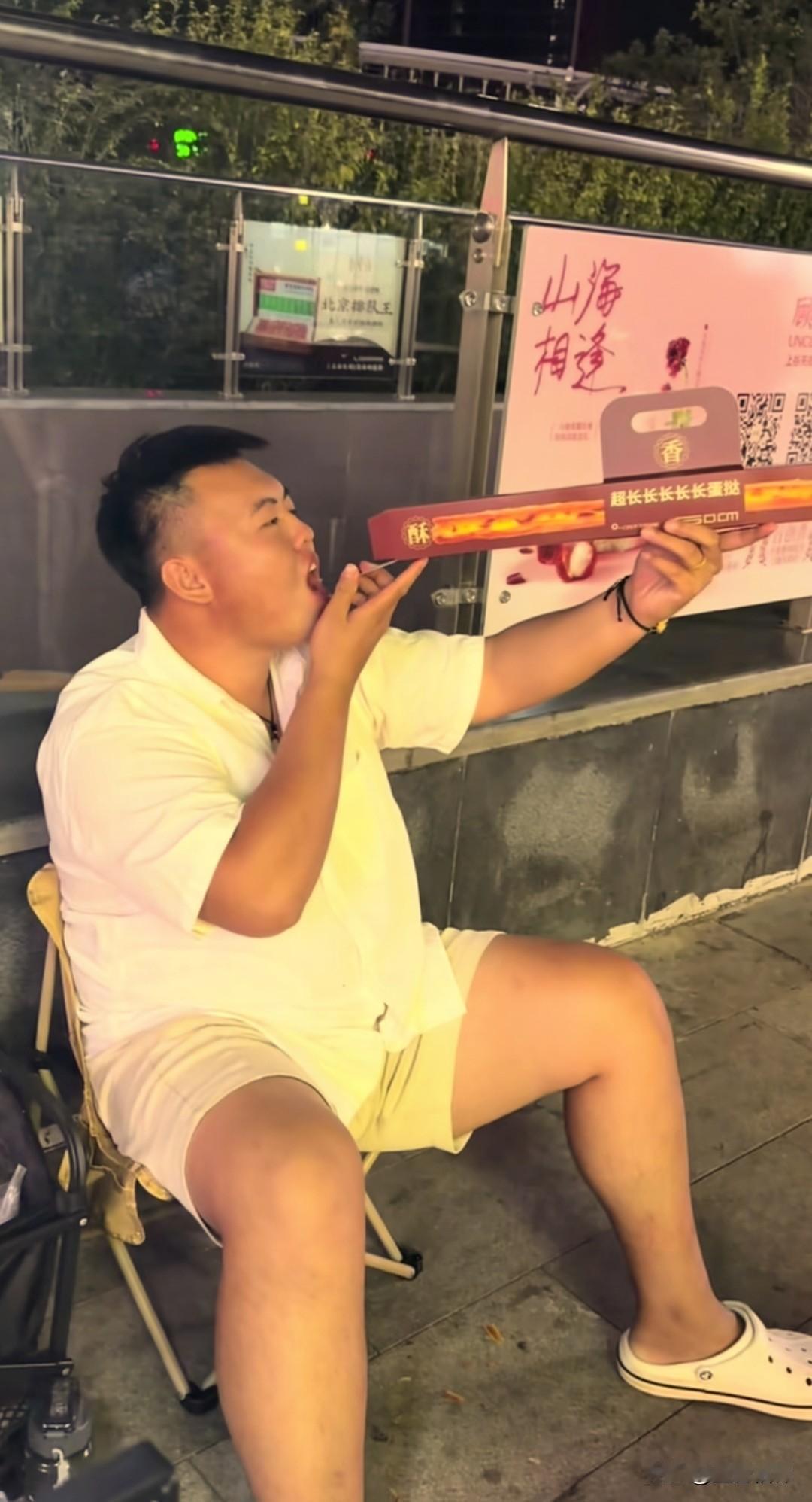 真是搞不懂现在年轻人的想法，最近这个超长蛋挞火了，一根60厘米，好多年轻人都去购