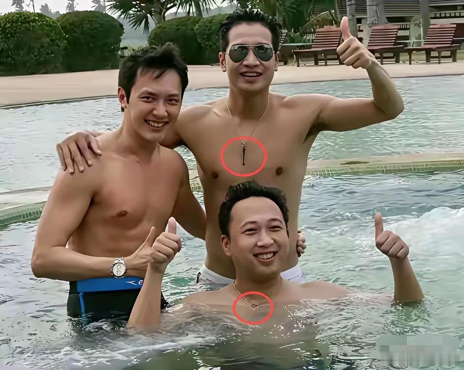 网友扒出早年何晟铭于正多张合照，意外发现两人连项链都是“1”和“0”？[无聊] 