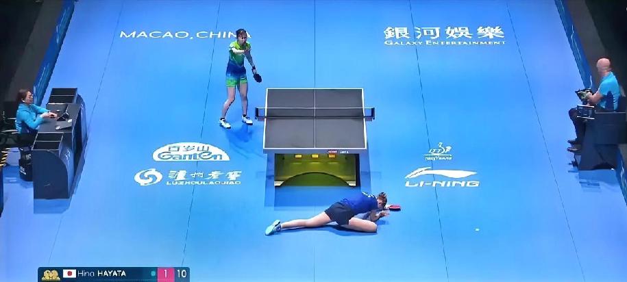 澳门世界杯第一天就状况百出，
好几名运动员打着打着脚下打滑，
接下来的比赛令人担